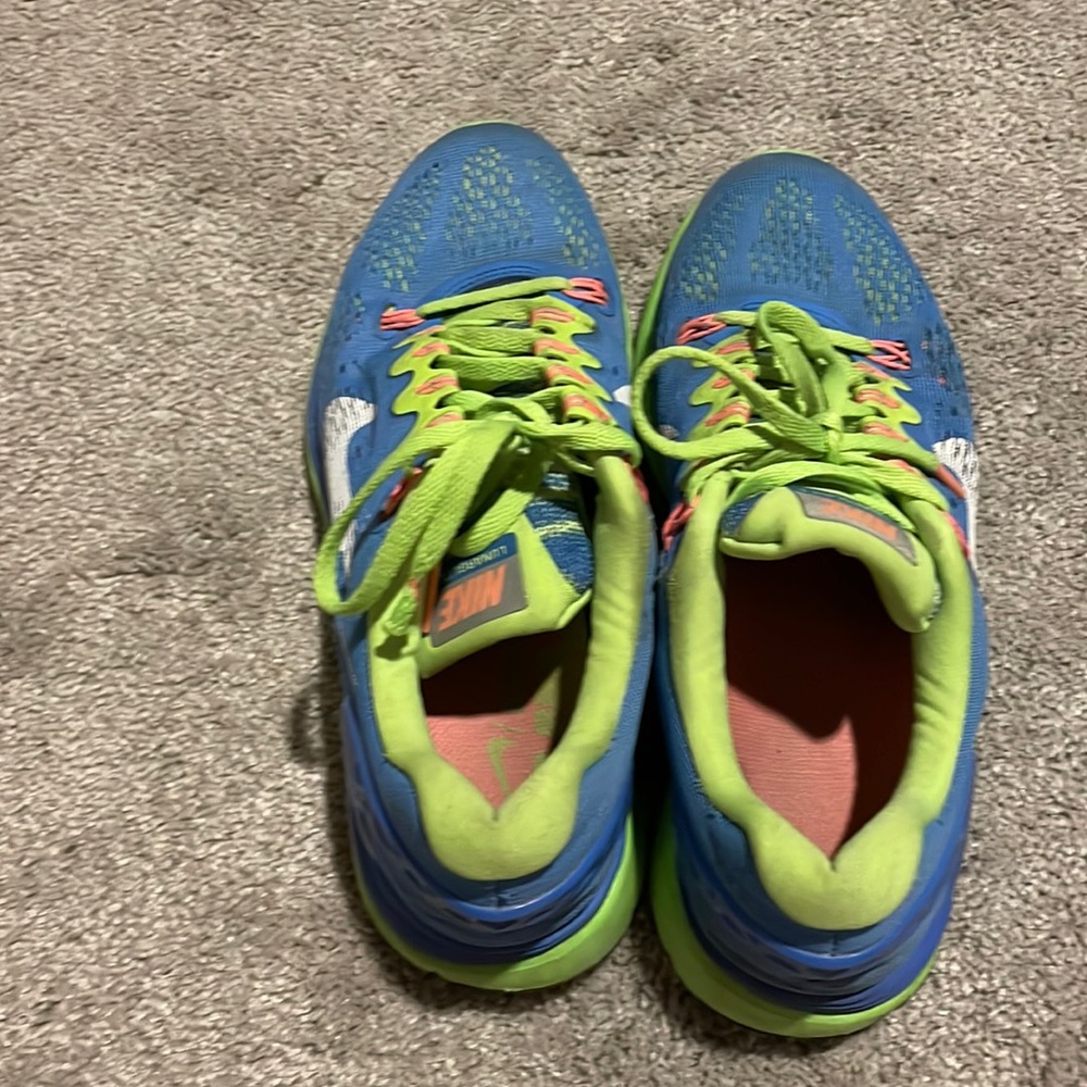 Nike size 7 running shoes